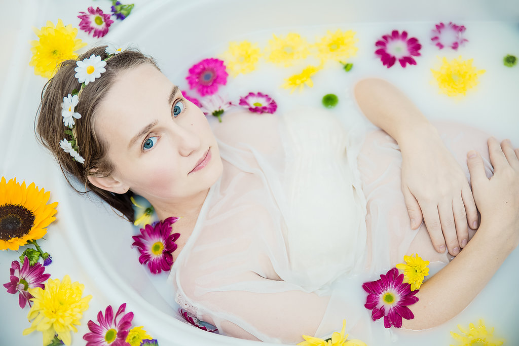 Pregnant woman photography by Sonder Moments Media